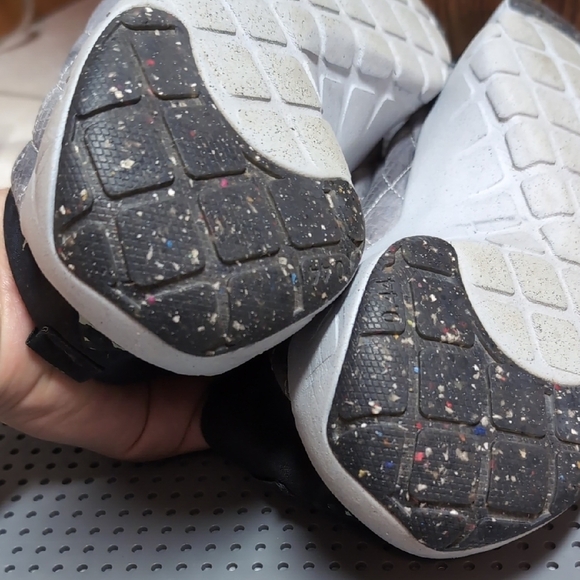 Nike ACG Quilted Black and Gray Slippers - Picture 6 of 7